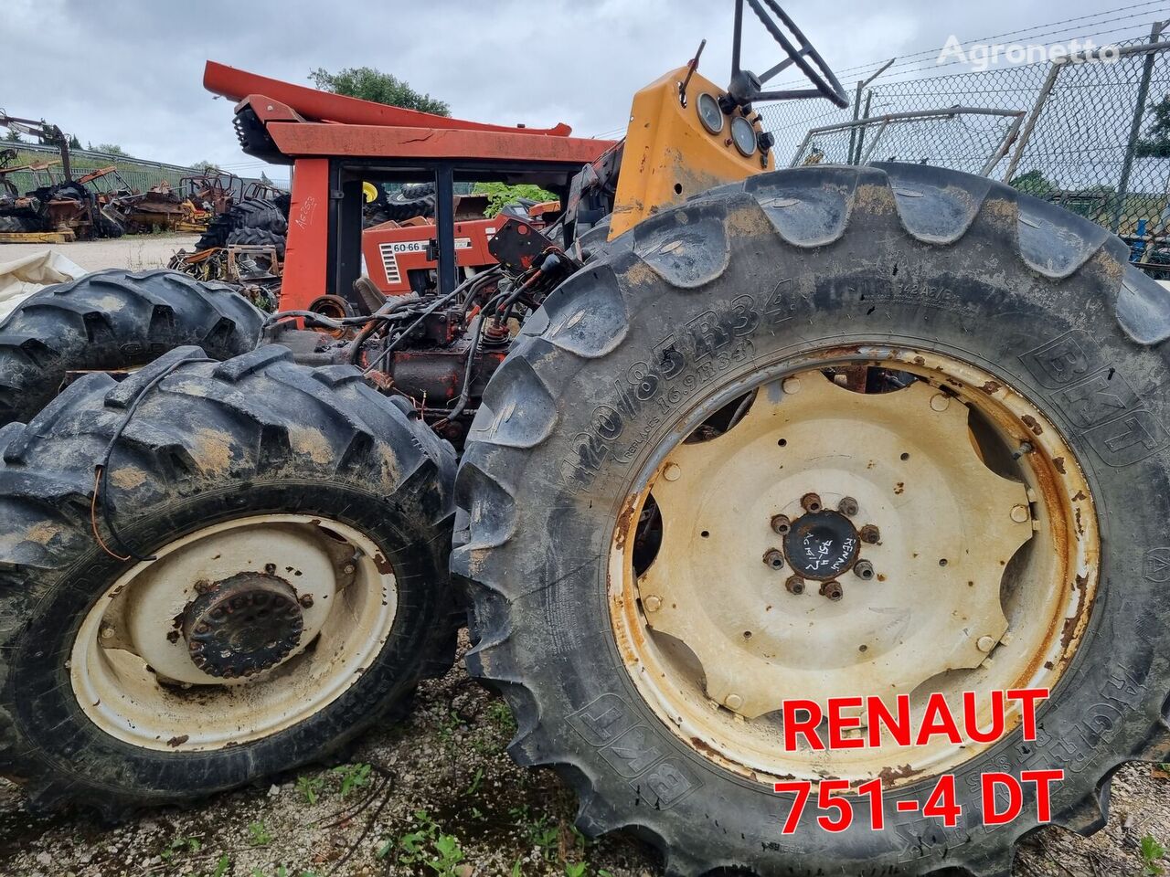 Renault 751-4 PARA PEÇAS  Radtraktor für Ersatzteile
